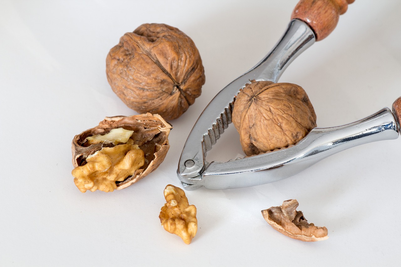 walnuts, nutcracker, crack-649721.jpg